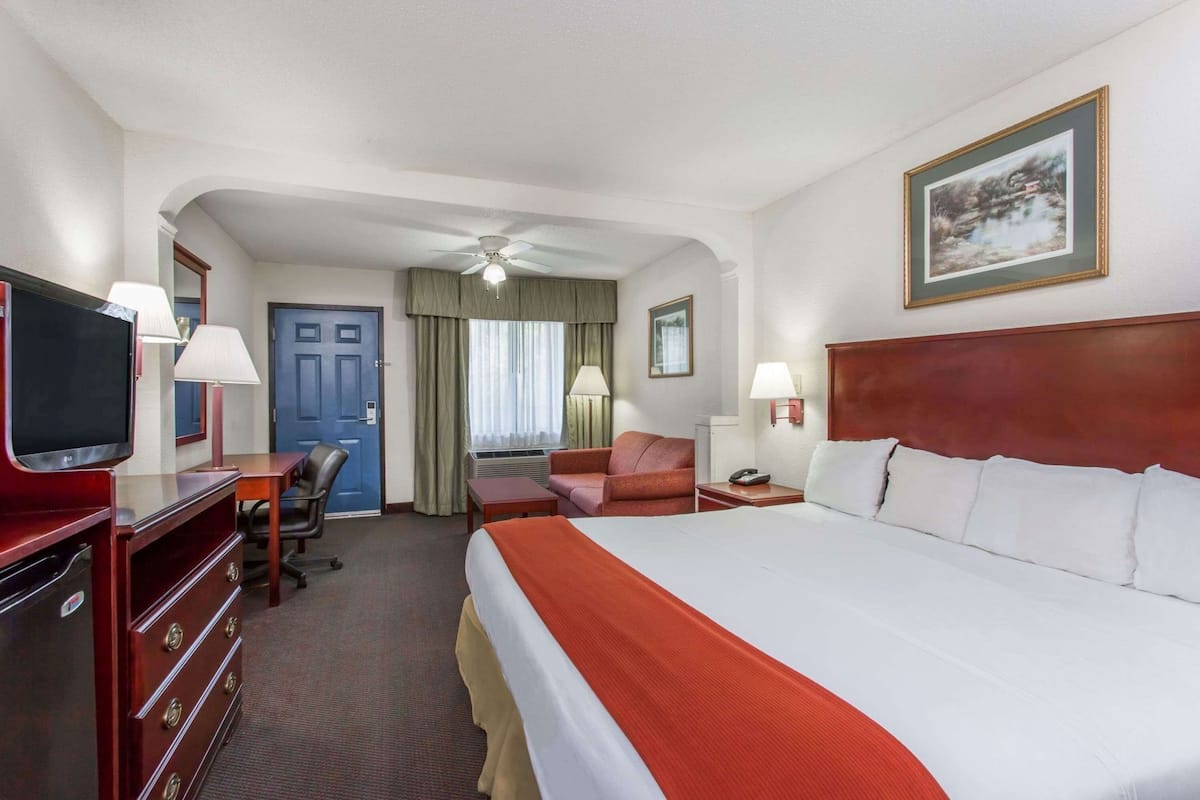 Tabla de planchar con plancha, wifi gratis y ropa de cama
