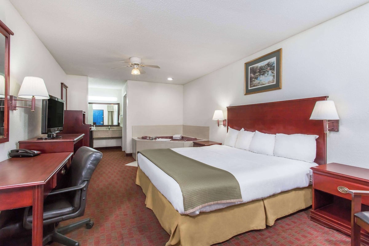Deluxe Room, 1 King Bed, Non Smoking
