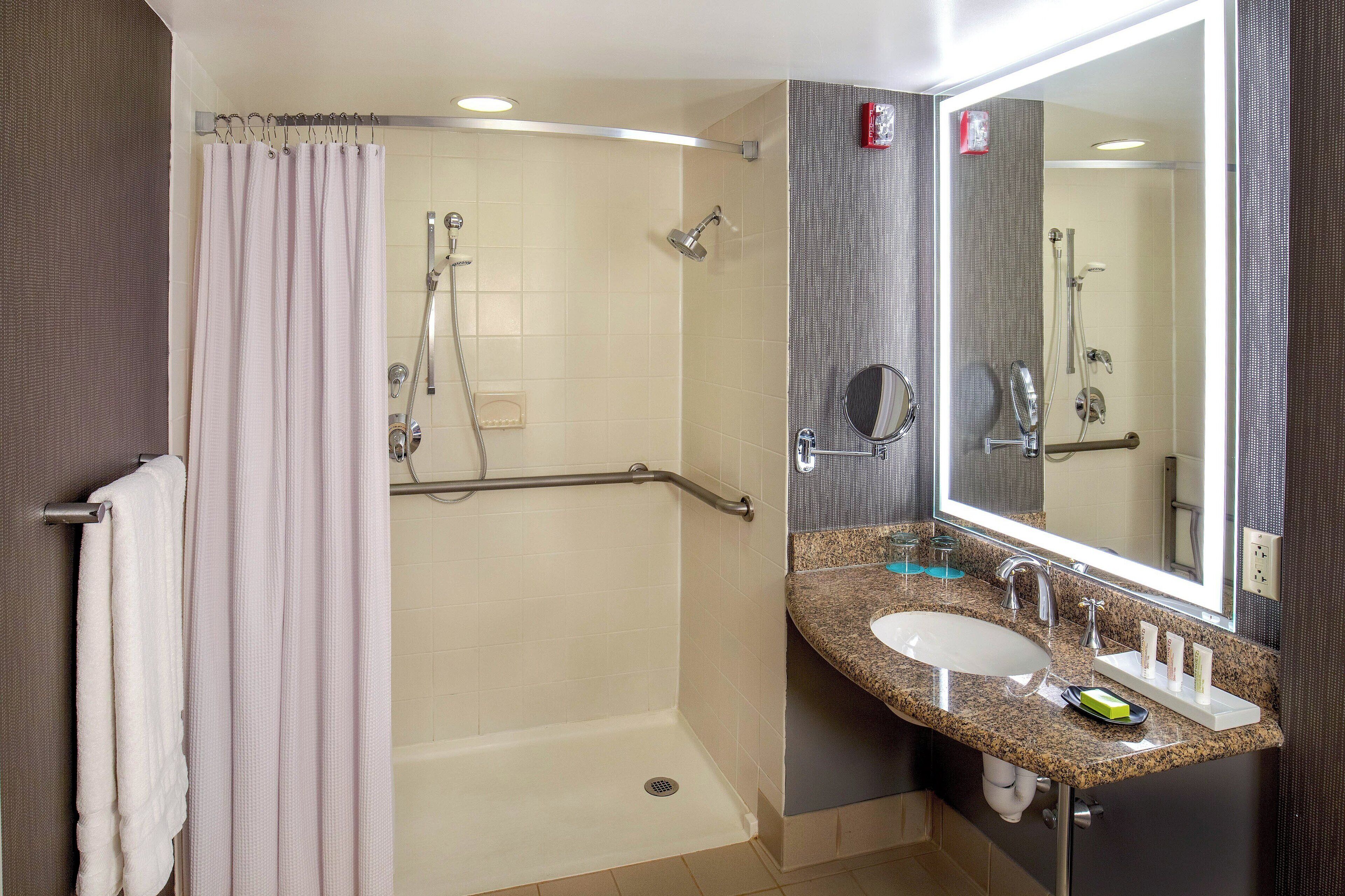 classic room, 1 king bed, non smoking | bathroom | combined shower/bathtub, free toiletries, hair dryer, towels
