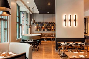 Se sirven desayunos, almuerzos, cenas y cocina francesa 