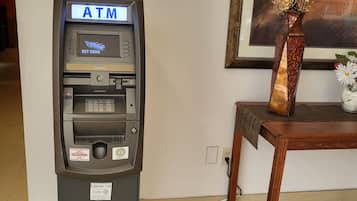 Banco/caixa eletrônico no local