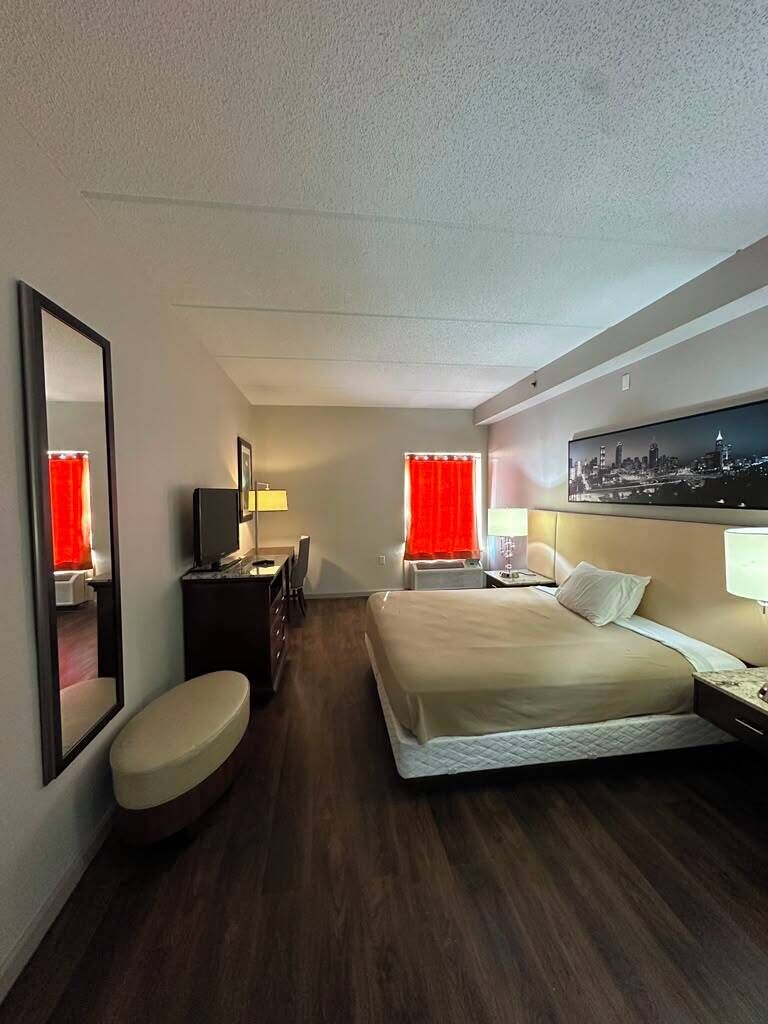 Deluxe Room, Non Smoking | Iron/ironing board, free WiFi, bed sheets