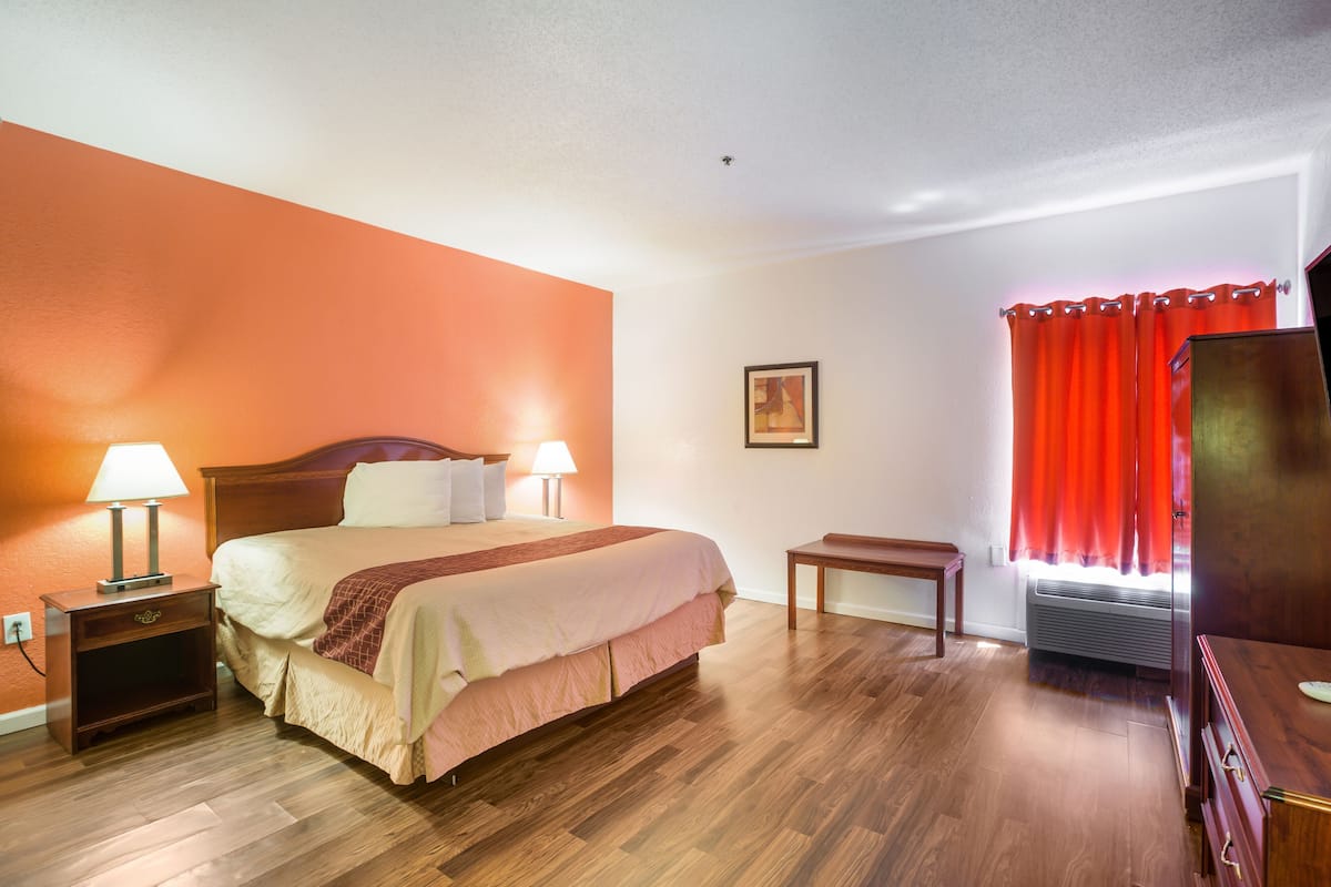 Tabla de planchar con plancha, wifi gratis y ropa de cama