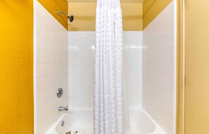 Estudio, 1 cama Queen size, para no fumadores | Baño | Tina con regadera, amenidades de baño gratuitas, secadora de cabello