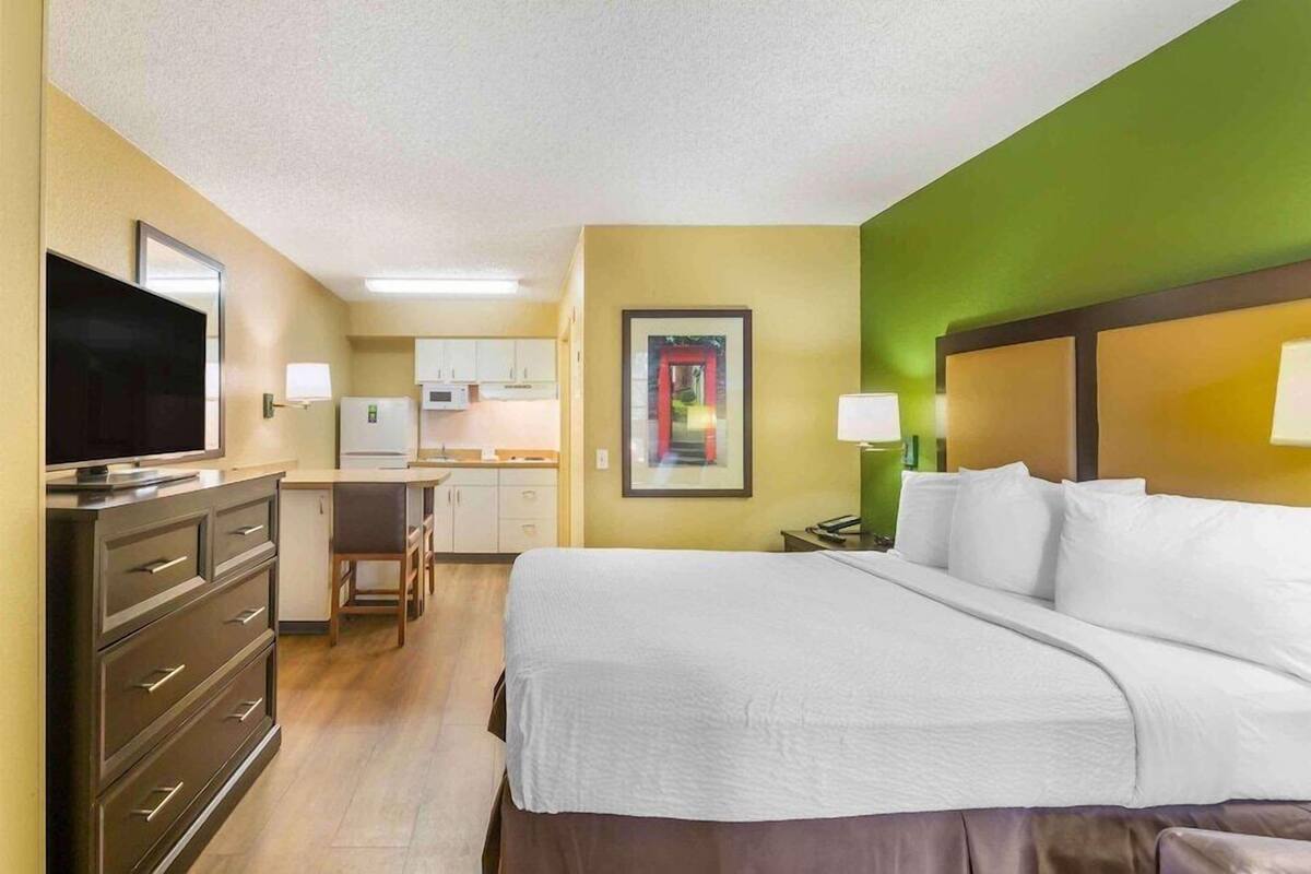 Desk, iron/ironing board, WiFi (free), bed sheets