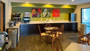 Un restaurant avec un comptoir, des chaises et un espace dédié aux repas.