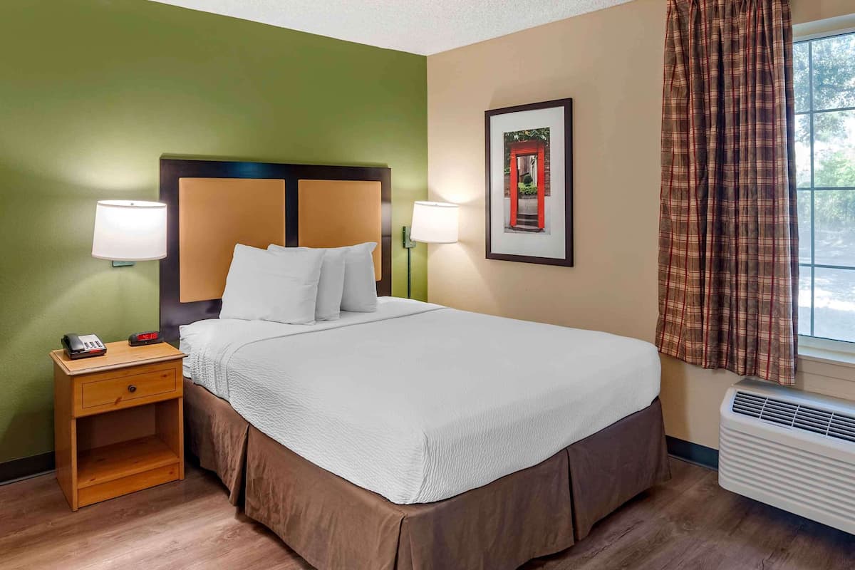 Premium bedding, desk, iron/ironing board, free WiFi