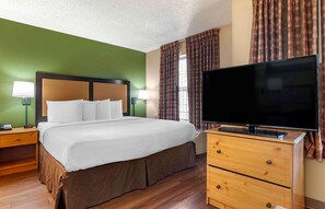 Deluxe Studio, 1 King Bed with Sofa bed, Non Smoking | Premium bedding, desk, iron/ironing board, free WiFi