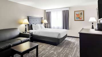 Escritorio, cortinas blackout y tabla de planchar con plancha