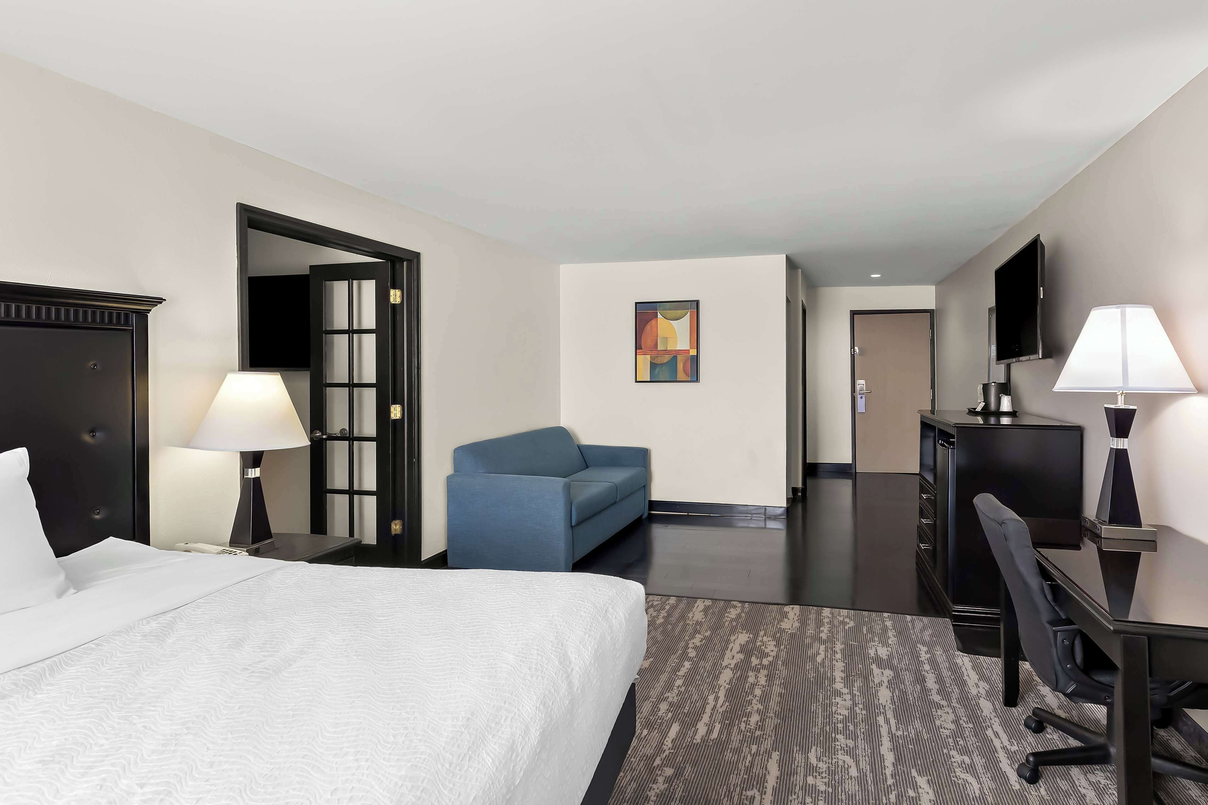 Suite, 1 King-Bett, Nichtraucher, Kühlschrank und Mikrowelle (Pet Friendly;with Sofabed) | Schreibtisch, Verdunkelungsvorhänge, Bügeleisen/Bügelbrett
