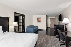 Phòng Suite, 1 giường cỡ king, không hút thuốc, tủ lạnh & lò vi sóng (Pet Friendly;with Sofabed) | Bàn, màn/rèm cản sáng, bàn ủi/dụng cụ ủi quần áo 