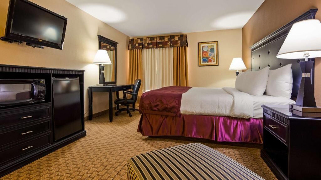 Desk, blackout drapes, iron/ironing board, free WiFi