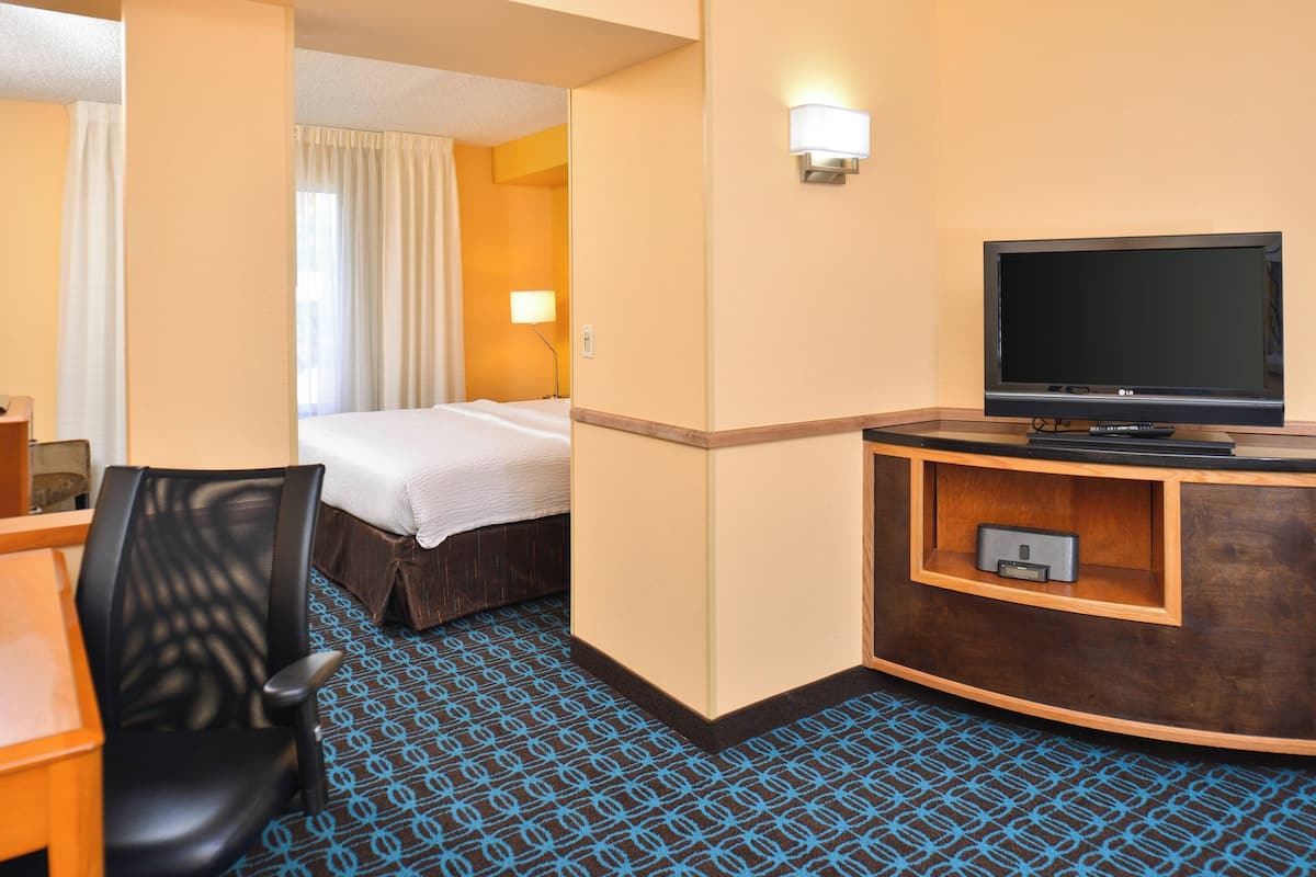 Room, 1 Katil Raja (King) dengan Katil Sofa, Non Smoking | Peti besi dalam bilik, meja, langsir/tirai gelap terus