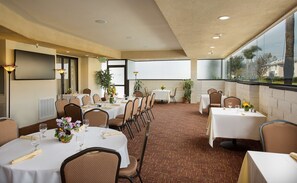 Breakfast and dinner served - Coast Burbank Hotel (Burbank)