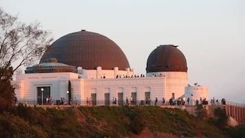 L’observatoire Griffith, avec ses deux imposantes coupoles et sa plateforme d’observation où se trouvent des visiteurs.