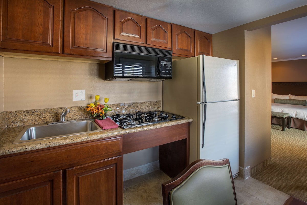 premium studio suite, 1 king bed (coast premium king studio suite) | private kitchen | coffee/tea maker