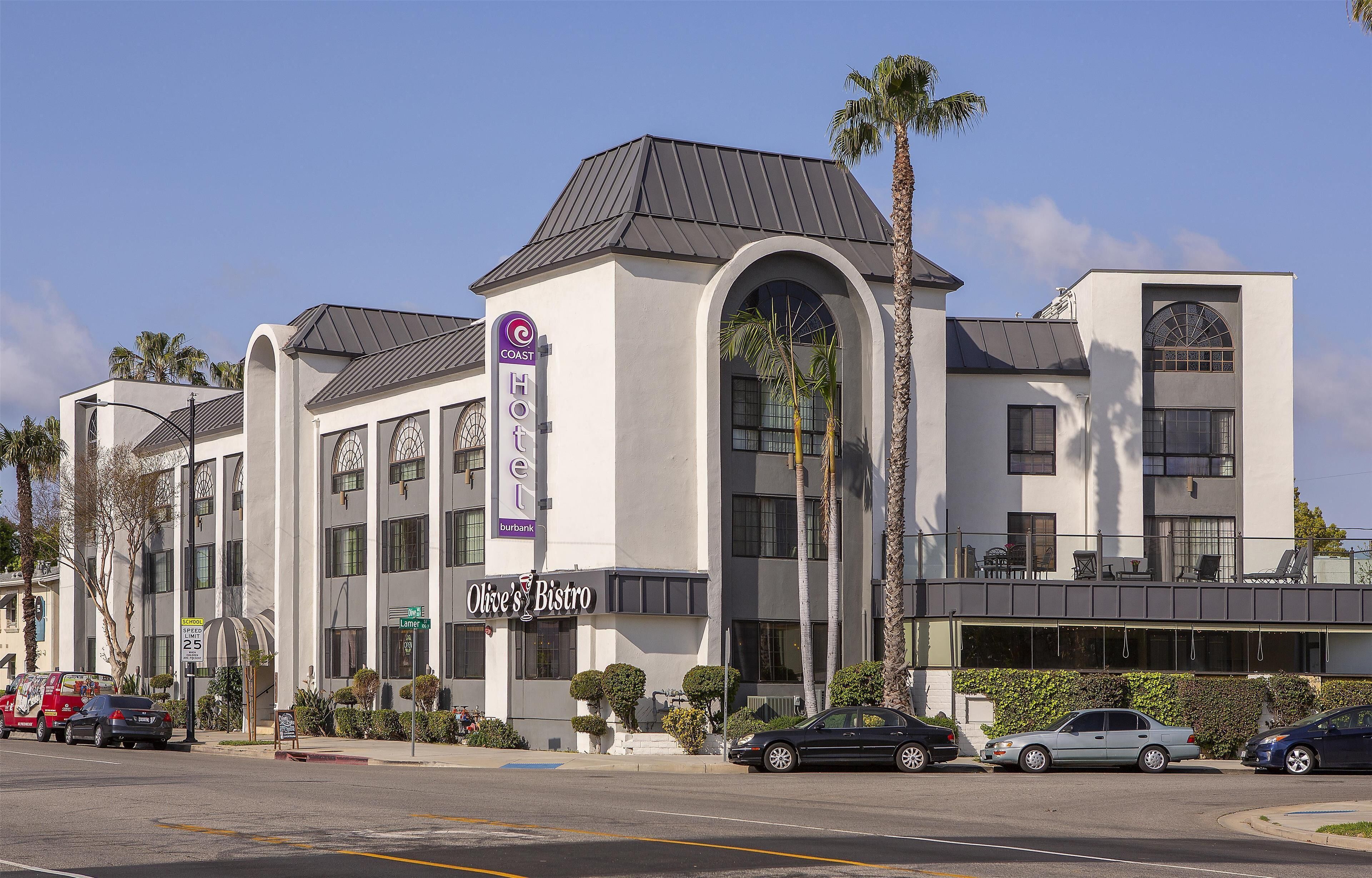 Un hôtel moderne avec une enseigne bien visible pour le restaurant Olive's Bistro.
