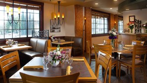 A restaurant with booths, tables, and a bar area. - Coast Burbank Hotel (Burbank)
