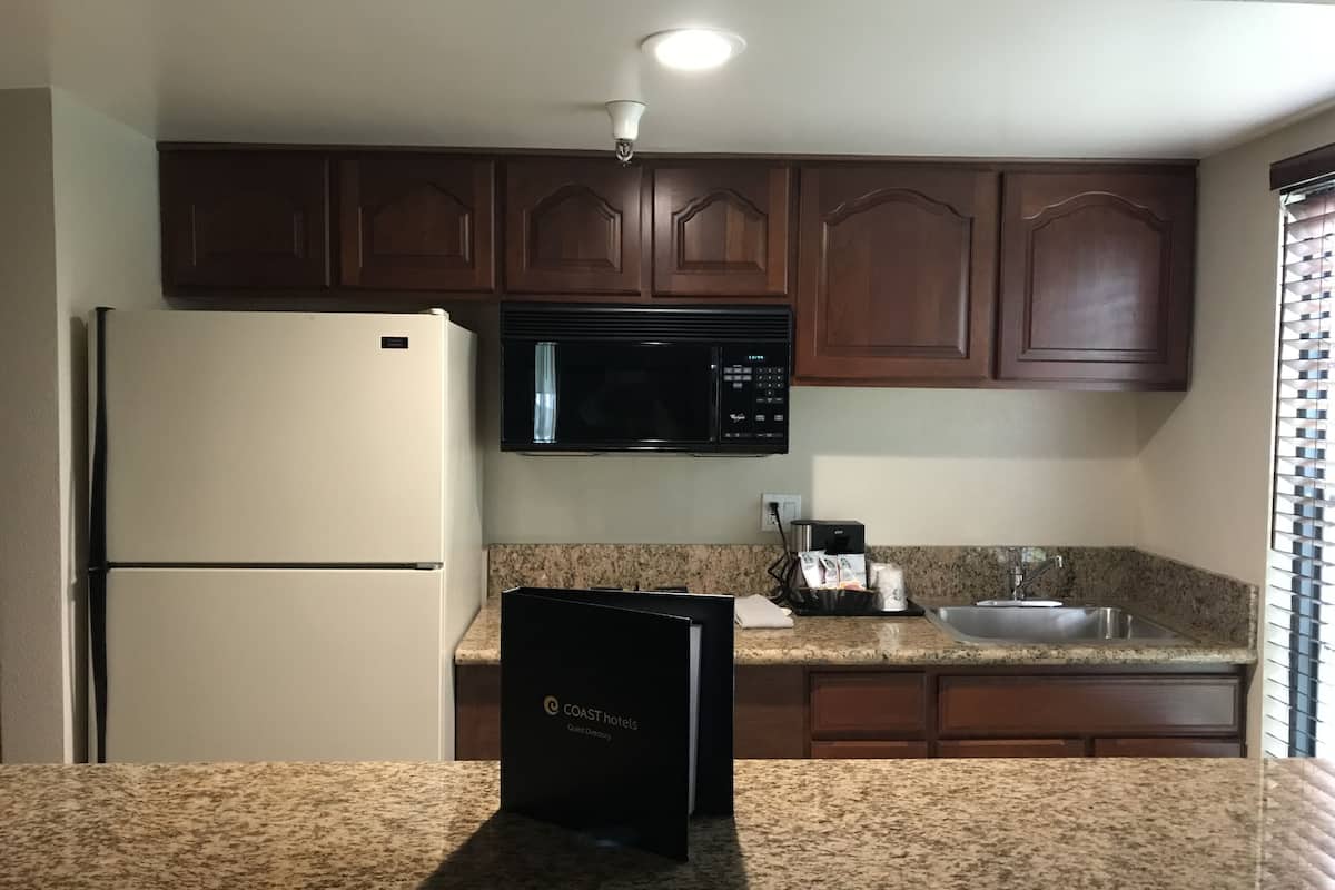 suite, 1 king bed (coast premium king mini suite ) | private kitchen | coffee/tea maker