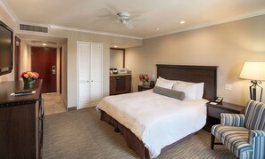 Kamar, 1 Tempat Tidur King (Coast King with Wetbar) | Seprai premium, selimut bulu angsa, brankas, dan meja kerja