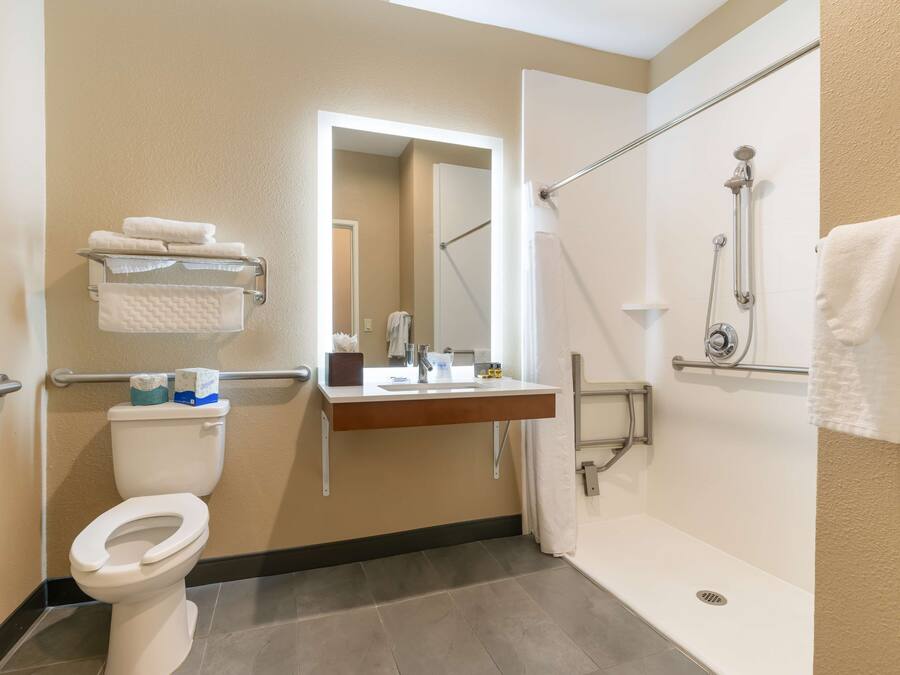 Un bagno con toilette, lavabo e doccia.