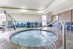 Una piscina techada, sillones reclinables de piscina