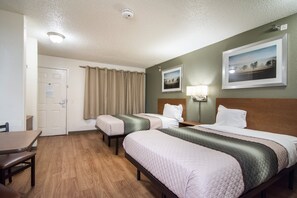 Escritorio, wifi gratis y ropa de cama 