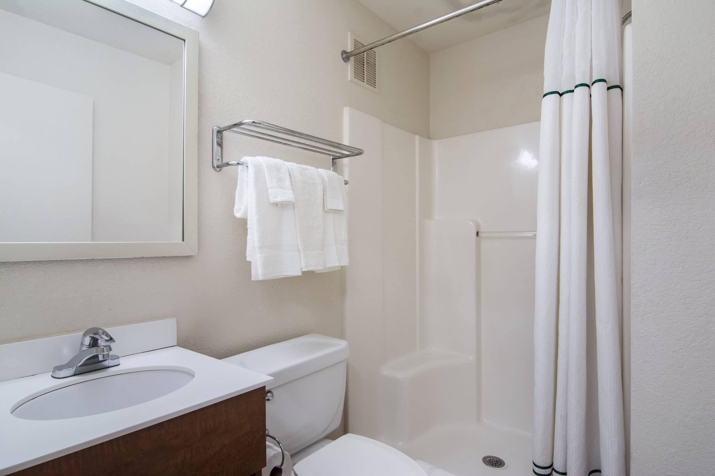 Ein Badezimmer mit Waschbecken, Toilette und Dusche.