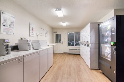 HomeTowne Studios by Red Roof Raleigh - Durham