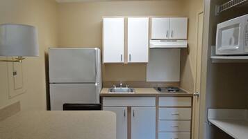 Een koelkast/vriezer, een magnetron, een kookplaat