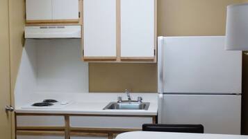 Een koelkast/vriezer, een magnetron, een kookplaat