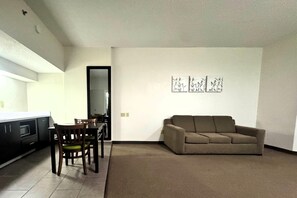 Suite, 1 kamar tidur, Bebas Asap Rokok (1 King Bed with Sofabed) | Didekorasi berbeda-beda dan dilengkapi dengan perabotan berbeda-beda