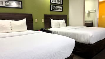 Quarto, 2 camas de casal, para não fumantes | Individualmente decorados, individualmente mobiliados, escrivaninha