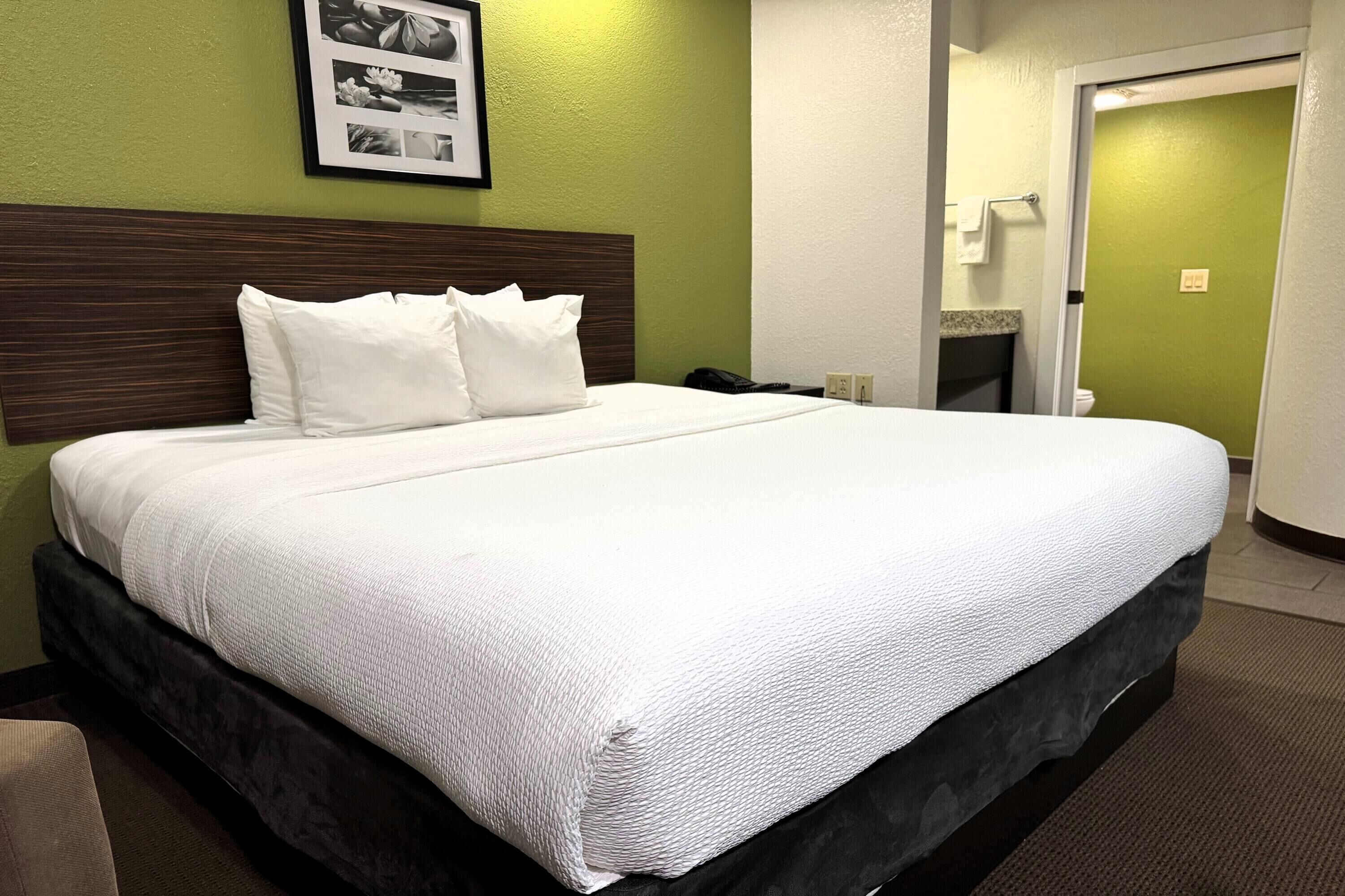 套房, 1 间卧室, 无障碍, 无烟房 (Mobility, Tub W/grab Bars) | 特色装修、特色家居、办公桌、笔记本电脑工作区