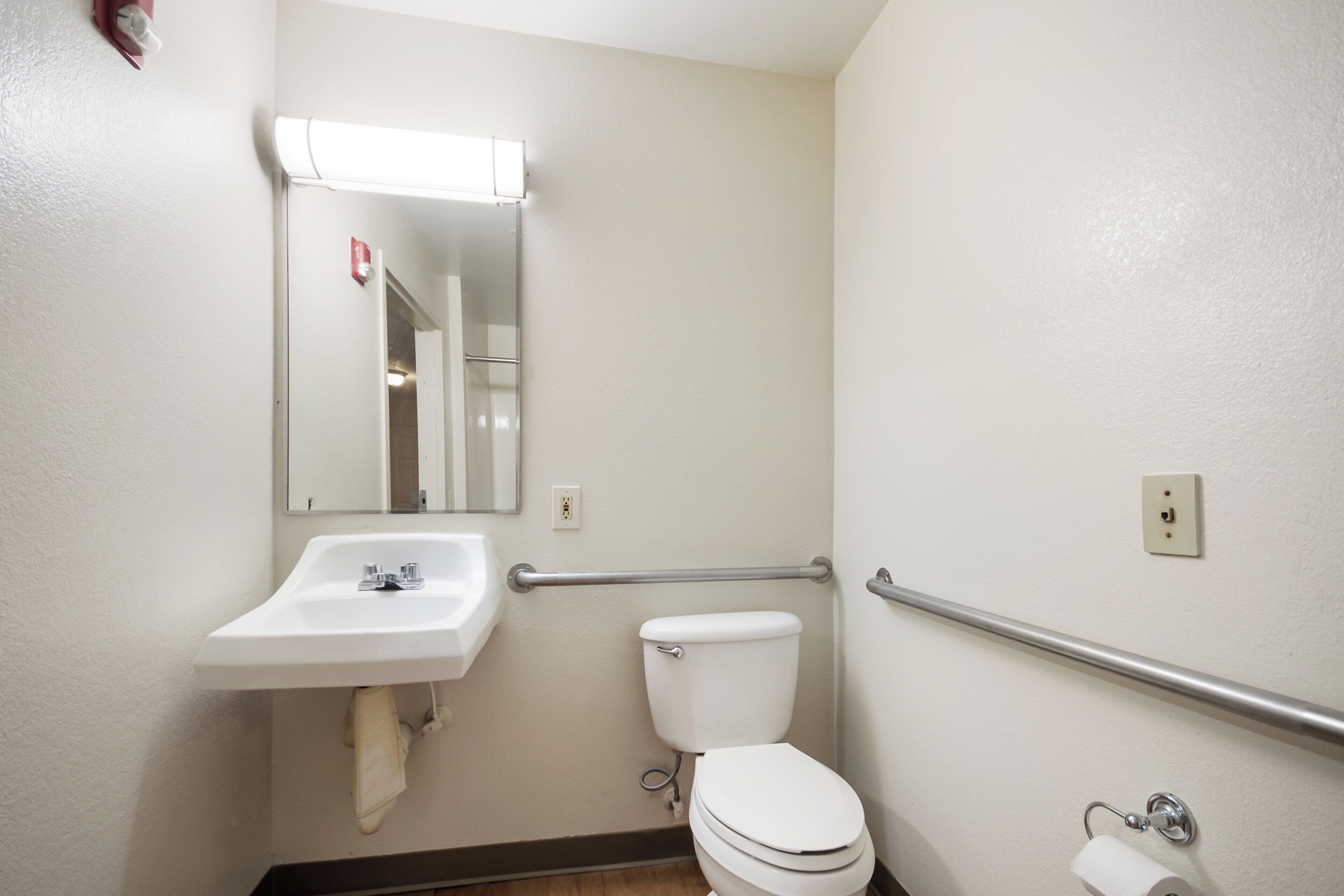 Estudio, 1 cama Queen size, con acceso para personas discapacitadas, para no fumadores | Baño | Amenidades de baño gratuitas y toallas 