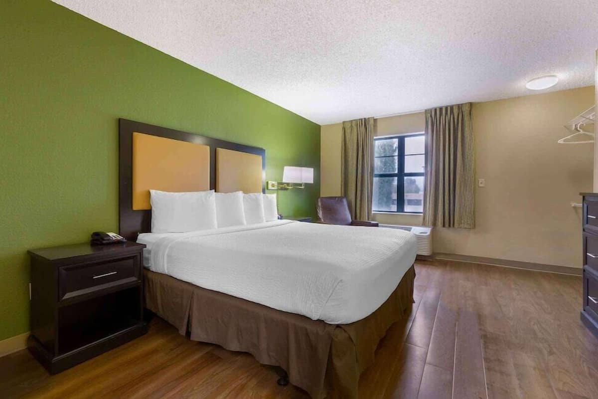 Desk, iron/ironing board, rollaway beds, free WiFi