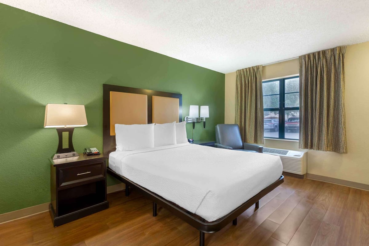 Studio, 1 Queen Bed, Non Smoking | Desk, iron/ironing board, rollaway beds, free WiFi
