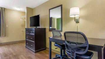 Een bureau, een strijkplank/strijkijzer, extra bedden, gratis wifi