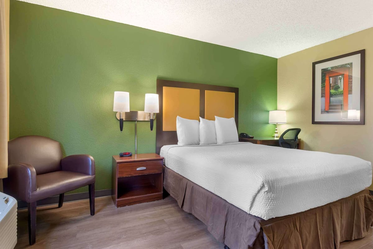 Desk, iron/ironing board, rollaway beds, free WiFi