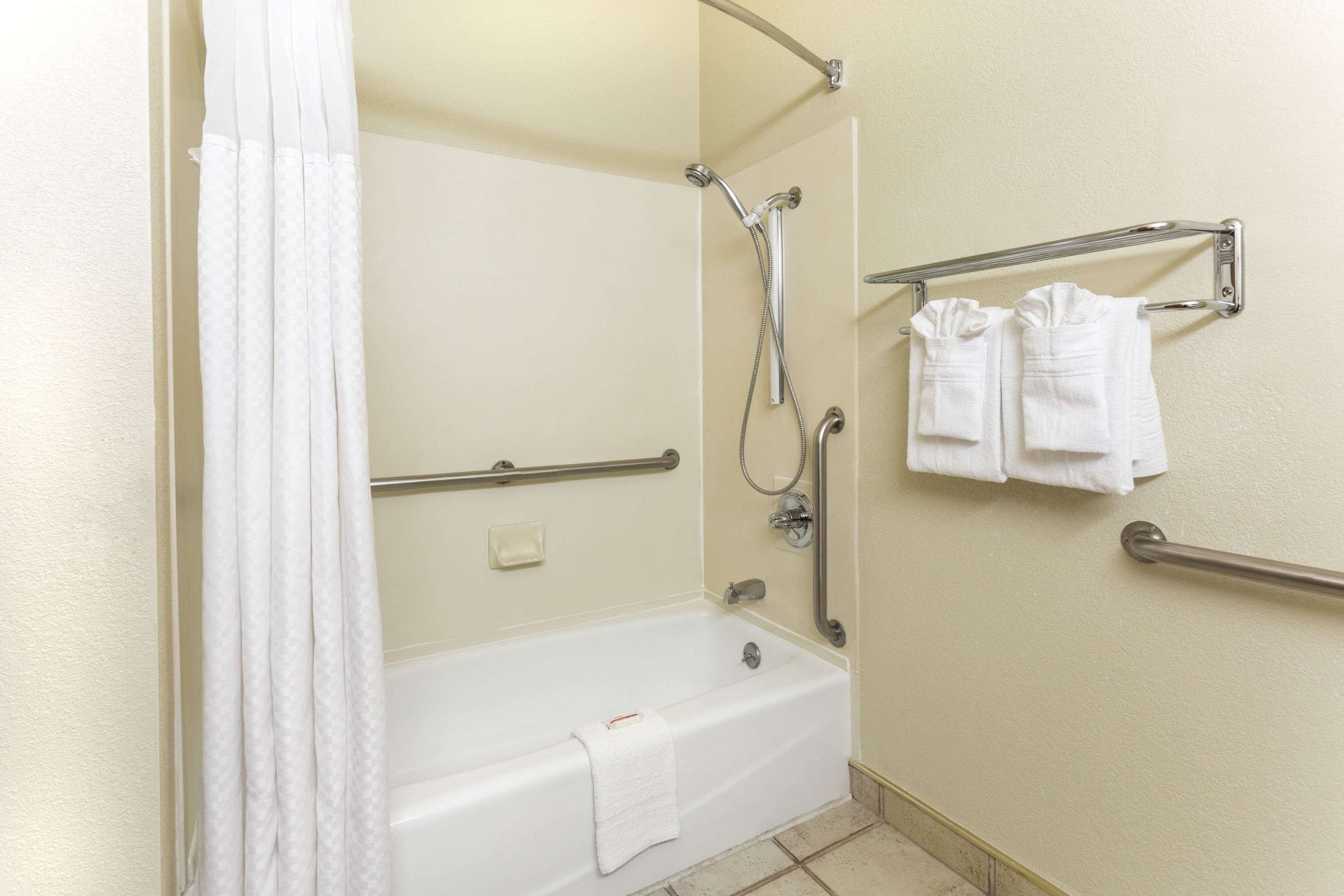 standard room, 1 king bed, accessible | bathroom | free toiletries, hair dryer, towels