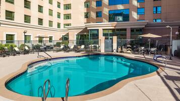 Außenpool, Sonnenschirme, Liegestühle