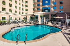 Outdoor pool, pool umbrellas, pool loungers - Residence Inn by Marriott Las Vegas Hughes Center (Las Vegas)