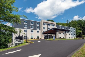 Exterior - Holiday Inn Express & Suites Pittsfield - Berkshires by IHG (Pittsfield)