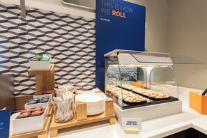 朝食 (ビュッフェ)、毎日提供 (無料)