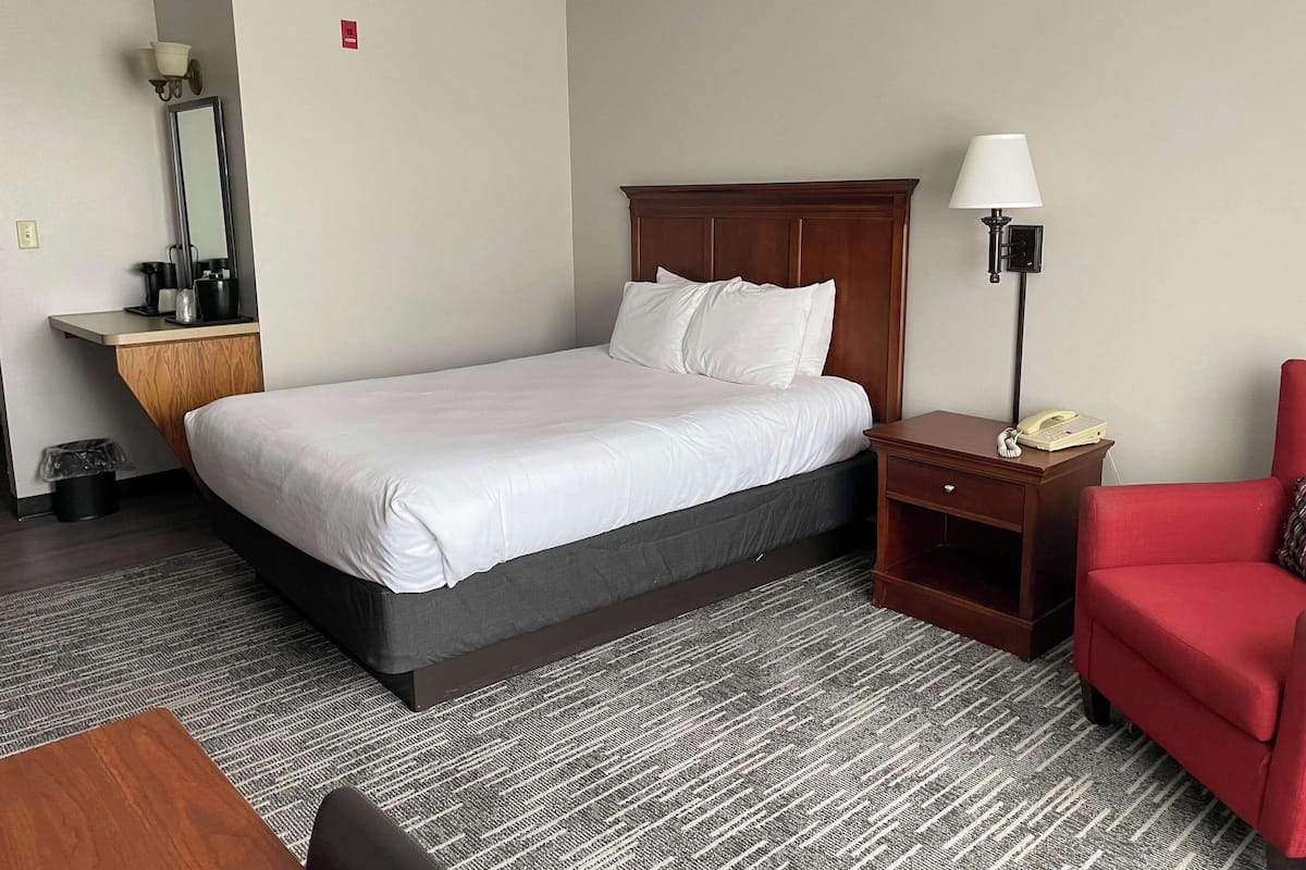 Standard Room, 1 Queen Bed, Accessible, Bathtub | 1 bedroom, premium bedding, pillowtop beds, desk