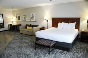 高級寝具、ピロートップベッド、デスク、アイロン / アイロン台