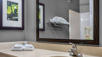 Combined shower/bathtub, free toiletries, towels