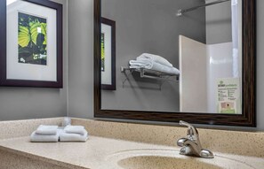 Bañera con ducha, artículos de tocador gratuitos, toallas