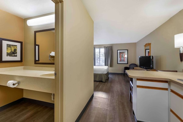 Studio, 1 Queen Bed, Non Smoking | Pillowtop beds, desk, blackout drapes, iron/ironing board