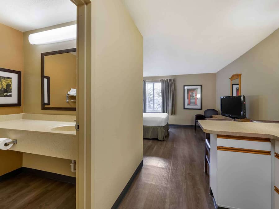 Studio, 1 queensize-seng, ikke-røyk | Senger med overmadrass, skrivebord og blendingsgardiner